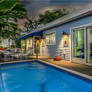 https://casa-azul-private-home-with-saltwater-pool.hotels-in-key-west.com